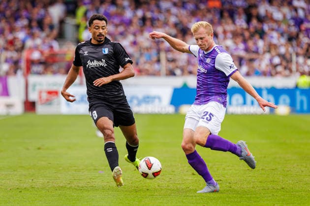 (L-R) Emmanuel Iyoha (1. FC Magdeburg, 08) im Zweikampf mit Niklas Wiemann (VfL Osnabrueck, 25) GER, VfL Osnabrueck vs. 1. FC Magdeburg, Fussball, 2. Bundesliga, 2. Spieltag, Spielzeit 2026 2027, 15.08.2026 DFL Regulations prohibit any use of photographers as image sequences and or quasi-video. GER, VfL Osnabrueck vs. 1. FC Magdeburg, Fussball, 2. Bundesliga, 2. Spieltag, Spielzeit 2026 2027, 15.08.2026 Osnabrueck *** L R Emmanuel Iyoha, 1 FC Magdeburg, 08, in a tackle with Niklas Wiemann, VfL Osnabrück, 25, GER, VfL Osnabrück vs. 1 FC Magdeburg, Soccer, 2. Bundesliga, Matchday 2, 2026–2027 season, August 15, 2026 DFL regulations prohibit any use of photographs as image sequences and or quasi-video GER, VfL Osnabrück vs. 1 FC Magdeburg, soccer, 2. Bundesliga, Matchday 2, 2026–2027 season, August 15, 2026 Osnabrück Copyright: xEibner-Pressefoto JanxRollingerx EP_JSK