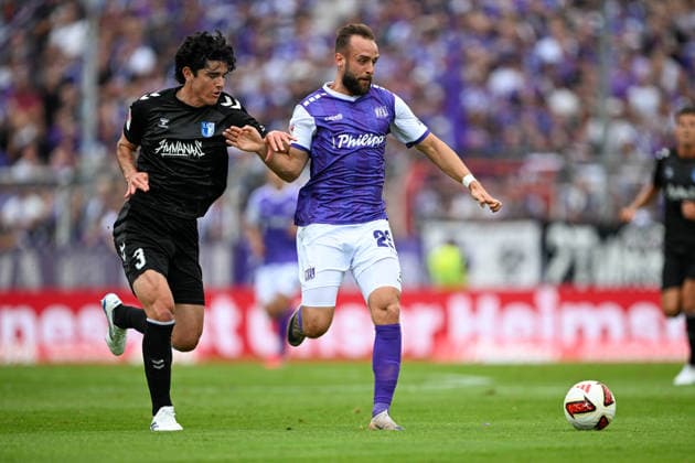 2. Bundesliga 26 27 - VfL Osnabrück - 1. FC Magdeburg am 15.08.2026 an der Bremer Brücke in Osnabrück Anselmo Garcia MacNulty (Magdeburg) im Zweikampf gegen David Kopacz (Osnabrueck) *** 2. Bundesliga, Matchday 26, VfL Osnabrück 1, FC Magdeburg on August 15, 2026, at Bremer Brücke in Osnabrück; Anselmo Garcia MacNulty of Magdeburg in a tackle against David Kopacz of Osnabrück MT