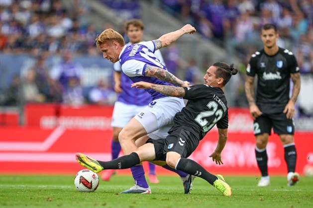 2. Bundesliga 26 27 - VfL Osnabrück - 1. FC Magdeburg am 15.08.2026 an der Bremer Brücke in Osnabrück Bjarke Jacobsen (Osnabrueck) im Zweikampf gegen BarÄ±s Atik (Magdeburg) *** 2. Bundesliga, Matchday 26, VfL Osnabrück 1, FC Magdeburg on August 15, 2026, at Bremer Brücke in Osnabrück. Bjarke Jacobsen (Osnabrück) in a tackle against Baris Atik (Magdeburg) MT