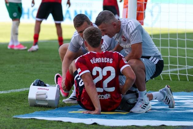 Finn Becker 22 (1FC Nuernberg) wird behandelt von Nuernerber Betreuern, SpVgg Greuther Fuerth vs. 1. FC Nuernberg, Fussball, Maenner, 2. Bundesliga, Saison 2026 2027, Hinrunde, 2. Spieltag, 15.08.2026 DFB regulations prohibit any use of photographs as image sequences and or quasi-video Fuerth Bayern Deutschland *** Finn Becker, 22, of 1. FC Nuremberg, is being treated by Nuremberg medical staff; SpVgg Greuther Fürth vs. 1. FC Nuremberg; Soccer; Men; 2. Bundesliga; 2026–2027 season; First Half of the Season, Matchday 2, August 15, 2026. DFB regulations prohibit any use of photographs as image sequences and or quasi-video. Fürth, Bavaria, Germany Copyright: xkolbert-press MartinxAgüerax