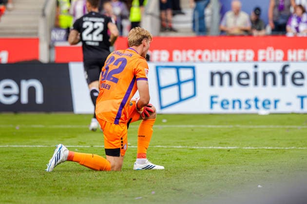 Jonas Krumrey (VfL Osnabrueck, 32) zeigt sich enttaeuscht nach dem Gegentor zum 0:1 durch Alexander Nollenberger (1. FC Magdeburg, 17) GER, VfL Osnabrueck vs. 1. FC Magdeburg, Fussball, 2. Bundesliga, 2. Spieltag, Spielzeit 2026 2027, 15.08.2026 DFL Regulations prohibit any use of photographers as image sequences and or quasi-video. GER, VfL Osnabrueck vs. 1. FC Magdeburg, Fussball, 2. Bundesliga, 2. Spieltag, Spielzeit 2026 2027, 15.08.2026 Osnabrueck *** Jonas Krumrey of VfL Osnabrück, 32, looks disappointed after Alexander Nollenberger of 1. FC Magdeburg, 17 (GER), scored the opening goal to make it 0–1, VfL Osnabrück vs. 1 FC Magdeburg, Soccer, 2. Bundesliga, Matchday 2, 2026–2027 season, August 15, 2026 DFL regulations prohibit any use of photographs as image sequences and or quasi-video (GER), VfL Osnabrück vs. 1. FC Magdeburg, soccer, 2. Bundesliga, Matchday 2, 2026–2027 season, August 15, 2026 Osnabrück Copyright: xEibner-Pressefoto JanxRollingerx EP_JSK
