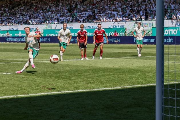 Felix Klaus 30 (Spvgg Greuther Fuerth) verwandelt den Elfmeter zum 1:0, Aktion, Tor, Fuehrungstreffer, SpVgg Greuther Fuerth vs. 1. FC Nuernberg, Fussball, Maenner, 2. Bundesliga, Saison 2026 2027, Hinrunde, 2. Spieltag, 15.08.2026 DFB regulations prohibit any use of photographs as image sequences and or quasi-video Fuerth Bayern Deutschland *** Felix Klaus, No. 30, SpVgg Greuther Fürth, converts the penalty kick to make it 1–0; play, goal, opening goal, SpVgg Greuther Fürth vs. 1. FC Nuremberg, soccer, men, 2. Bundesliga, 2026–2027 season, First Half of the Season, Matchday 2, August 15, 2026. DFB regulations prohibit any use of photographs as image sequences and or quasi-video. Fürth, Bavaria, Germany Copyright: xkolbert-press MartinxAgüerax