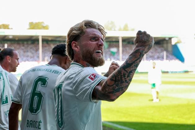 Ole Pohlmann 10 (Spvgg Greuther Fuerth) jubelt mit den Fans nach dem 1:0, SpVgg Greuther Fuerth vs. 1. FC Nuernberg, Fussball, Maenner, 2. Bundesliga, Saison 2026 2027, Hinrunde, 2. Spieltag, 15.08.2026 DFB regulations prohibit any use of photographs as image sequences and or quasi-video Fuerth Bayern Deutschland *** Ole Pohlmann (10, SpVgg Greuther Fürth) celebrates with the fans after the 1–0 win, SpVgg Greuther Fürth vs. 1. FC Nuremberg, Soccer, Men, 2. Bundesliga, 2026–2027 season, First Half of the Season, Matchday 2, August 15, 2026. DFB regulations prohibit any use of photographs as image sequences and or quasi-video. Fürth, Bavaria, Germany Copyright: xkolbert-press MartinxAgüerax