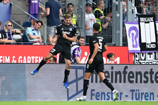2. Bundesliga 26 27 - VfL Osnabrück - 1. FC Magdeburg am 15.08.2026 an der Bremer Brücke in Osnabrück Jubel, Torjubel, Torschuetze, Torschütze Alexander Nollenberger (Magdeburg) jubelt nach seinem Tor zum 0:1. *** 2. Bundesliga, Matchday 26, VfL Osnabrück vs. 1. FC Magdeburg on August 15, 2026, at Bremer Brücke in Osnabrück—cheers, goal celebrations, Goal scorers, goal scorer Alexander Nollenberger; Magdeburg celebrates after his goal to make it 0–1 MT