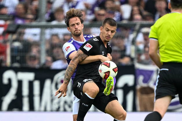 2. Bundesliga 26 27 - VfL Osnabrück - 1. FC Magdeburg am 15.08.2026 an der Bremer Brücke in Osnabrück Mateusz Zukowski (Magdeburg) im Zweikampf gegen Jannik Müller Mueller (Osnabrueck) *** 2. Bundesliga, Matchday 26, VfL Osnabrück 1, FC Magdeburg on August 15, 2026, at Bremer Brücke in Osnabrück; Mateusz Zukowski of Magdeburg in a tackle against Jannik Müller of Osnabrück MT