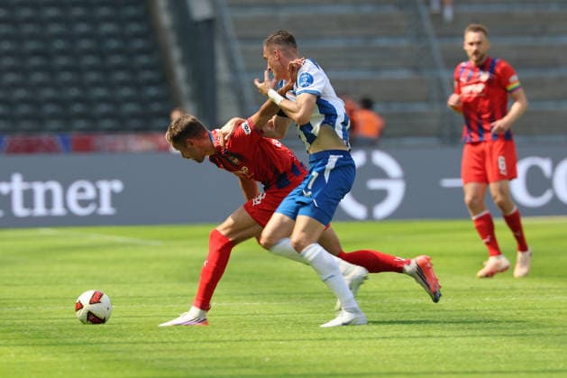 BERLIN, DEUTSCHLAND - AUGUST 15: Josip Brekalo (Hertha BSC, 7)in the duel for the ball with Marvin Pieringer (Heidenheim, 18), during the match in the 2. German Bundesliga: Hertha BSC - 1. FC Heidenheim at Olympiastadion Berlin on matchday 29 on August 15, 2026 in Berlin, Deutschland. DFB regulations prohibit any use of photographs as image sequences and or quasi video. Berlin Deutschland Copyright: xO.Frankex