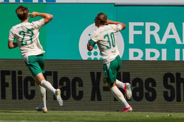 Jubel bei Luca Itter 27 (Spvgg Greuther Fuerth) und Torschuetze Felix Klaus 30 (Spvgg Greuther Fuerth) nach dem 2:1, SpVgg Greuther Fuerth vs. 1. FC Nuernberg, Fussball, Maenner, 2. Bundesliga, Saison 2026 2027, Hinrunde, 2. Spieltag, 15.08.2026 DFB regulations prohibit any use of photographs as image sequences and or quasi-video Fuerth Bayern Deutschland *** Celebrations by Luca Itter (27, SpVgg Greuther Fürth) and goal scorer Felix Klaus (30, SpVgg Greuther Fürth) after the 2–1 victory in the SpVgg Greuther Fürth vs. 1. FC Nuremberg soccer match, Men, 2. Bundesliga, 2026–2027 season, first half of the season, Matchday 2, August 15, 2026. DFB regulations prohibit any use of photographs as image sequences and or quasi-video. Fürth, Bavaria, Germany Copyright: xkolbert-press MartinxAgüerax