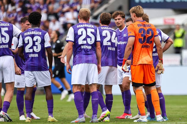 2026.08.15, xkwix, Fußball, 2. Bundesliga, VfL Osnabrück - 1. FC Magdeburg, Stadion an der Bremer Brücke, 2.Spieltag, Saison 2026 2027: Osnabruecker Mannschaft im Kreis nach Gegentor zum 0:1 durch Alexander Nollenberger (1. FC Magdeburg 17) DFB regulations prohibit any use of photographs as image sequences and or quasi-video. Photo: xKamilxWilkowskixPressefotoKochx Niedersachsen Deutschland *** August 15, 2026, xkwix, Soccer, 2. Bundesliga, VfL Osnabrück vs. 1. FC Magdeburg, Stadion an der Bremer Brücke, Matchday 2, 2026–2027 season: Osnabrück team huddled together after conceding a goal to make the score 0–1 by Alexander Nollenberger; 1. FC Magdeburg 17. DFB regulations prohibit any use of photographs as image sequences and or quasi-video. Photo: xKamilxWilkowskixPressefotoKochx, Lower Saxony, Germany