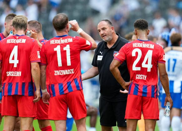 Frank Schmidt (Cheftrainer) spricht waehrend einer Trinkpause mit seinen Spielern, nachdem seine Mannschaft in der ersten Halbzeit das zweite Gegentor kassiert. GER, Hertha BSC vs 1.FC Heidenheim 1846, 2. Bundesliga, 2. Spieltag, Saison 2026-27, 15.08.2026 DFL REGULATIONS PROHIBIT ANY USE OF PHOTOGRAPHS AS IMAGE SEQUENCES AND OR QUASI-VIDEO GER, Hertha BSC vs 1.FC Heidenheim 1846, 2. Bundesliga, 2. Spieltag, Saison 2026-27, 15.08.2026 Berlin *** Head coach Frank Schmidt talks with his players during a water break after his team conceded a second goal in the first half. GER, Hertha BSC vs. 1 FC Heidenheim 1846, 2. Bundesliga, Matchday 2, 2026–27 season, August 15, 2026. DFL regulations prohibit any use of photographs as image sequences and or quasi-video. GER, Hertha BSC vs. 1 FC Heidenheim 1846, 2. Bundesliga, Matchday 2, 2026–27 season, August 15, 2026, Berlin Copyright: xEibner-Pressefoto ScottxColemanx EP_SCN