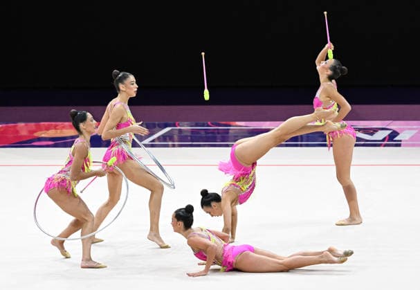 15.08.2026, xhbx, Rhythmische Sportgymnastik Weltmeisterschaft 2026, v.l. Team, Gruppe, Group, Mannschaft Spanien, Spain 3 Reifen, 2 Keulen Übung Frankfurt am Main *** August 15, 2026, xhbx, 2026 Rhythmic Gymnastics World Championships, from left: Team, Group, Spain, 3 hoops, 2 clubs routine, Frankfurt am Main