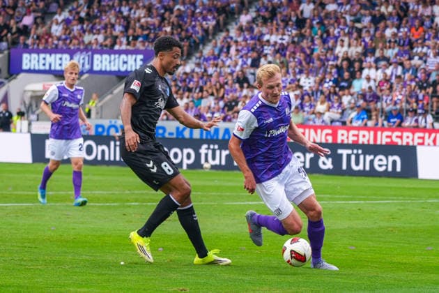 Emmanuel Iyoha (1. FC Magdeburg, 8) im Zweikampf gegen Niklas Wiemann (VfL Osnabrück, 25), Deutschland: Fussball, 2. Bundesliga, Saison 2026 27, 2. Spieltag, 15.08.2026, VfL Osnabrück vs 1. FC Magdeburg, Stadion Bremer Brücke (Osnabrück, Niedersachsen) *** Emmanuel Iyoha, 1 FC Magdeburg, No. 8, in a tackle against Niklas Wiemann, VfL Osnabrück, No. 25, German soccer, 2. Bundesliga, 2026–27 season, Matchday 2, August 15, 2026, VfL Osnabrück vs. 1 FC Magdeburg, Bremer Brücke Stadium, Osnabrück, Lower Saxony Copyright: xLeonxFrickx