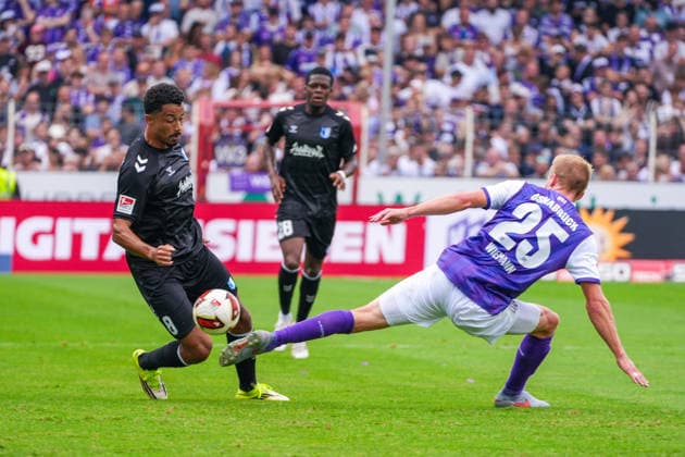Emmanuel Iyoha (1. FC Magdeburg, 8) im Zweikampf gegen Niklas Wiemann (VfL Osnabrück, 25), Deutschland: Fussball, 2. Bundesliga, Saison 2026 27, 2. Spieltag, 15.08.2026, VfL Osnabrück vs 1. FC Magdeburg, Stadion Bremer Brücke (Osnabrück, Niedersachsen) *** Emmanuel Iyoha, 1 FC Magdeburg, No. 8, in a tackle against Niklas Wiemann, VfL Osnabrück, No. 25, German soccer, 2. Bundesliga, 2026–27 season, Matchday 2, August 15, 2026, VfL Osnabrück vs. 1 FC Magdeburg, Bremer Brücke Stadium, Osnabrück, Lower Saxony Copyright: xLeonxFrickx