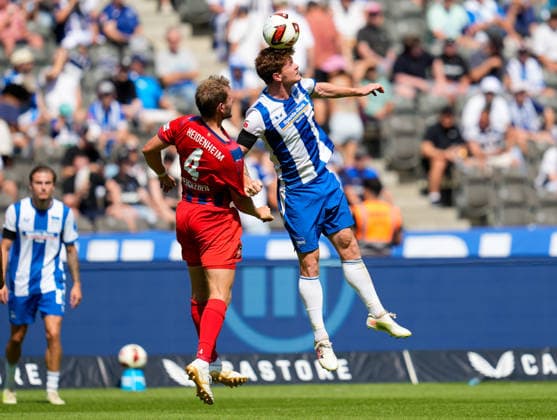 Sebastian Groenning (Hertha BSC, 17) koepft den Ball im Zweikampf mit Tim Siersleben (1. FC Heidenheim, 4). GER, Hertha BSC vs 1.FC Heidenheim 1846, 2. Bundesliga, 2. Spieltag, Saison 2026-27, 15.08.2026 DFL REGULATIONS PROHIBIT ANY USE OF PHOTOGRAPHS AS IMAGE SEQUENCES AND OR QUASI-VIDEO GER, Hertha BSC vs 1.FC Heidenheim 1846, 2. Bundesliga, 2. Spieltag, Saison 2026-27, 15.08.2026 Berlin *** Sebastian Groenning (Hertha BSC, 17) heads the ball in a duel with Tim Siersleben (1 FC Heidenheim, 4), Germany, Hertha BSC vs. 1 FC Heidenheim 1846, 2. Bundesliga, Matchday 2, 2026–27 season, August 15, 2026. DFL regulations prohibit any use of photographs as image sequences and or quasi-video. GER, Hertha BSC vs. 1 FC Heidenheim 1846, 2. Bundesliga, Matchday 2, 2026–27 season, August 15, 2026, Berlin Copyright: xEibner-Pressefoto ScottxColemanx EP_SCN