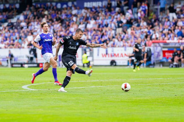 15.08.2026 - Fußball, 2026 2027, 2. Bundesliga, 2. Spieltag, VfL Osnabrück - 1. FC Magdeburg: Mateusz Zukowski (Magdeburg) macht das Tor zum vermeintlichen Tor zum 0:3, das wegen Abseits aberkannt wurde DFL REGULATIONS PROHIBIT ANY USE OF PHOTOGRAPHS AS IMAGE SEQUENCES AND OR QUASI-VIDEO. *** August 15, 2026 Soccer, 2026–2027, 2. Bundesliga, Matchday 2, VfL Osnabrück 1 FC Magdeburg Mateusz Zukowski Magdeburg scores what appears to be the goal to make it 0–3, but it is disallowed for offside DFL REGULATIONS PROHIBIT ANY USE OF PHOTOGRAPHS AS IMAGE SEQUENCES AND OR QUASI-VIDEO