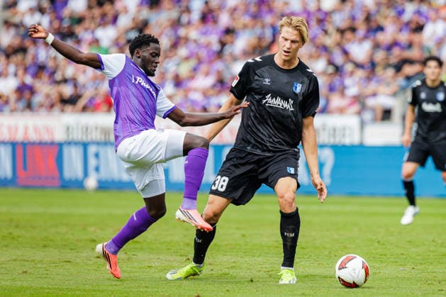 (L-R) Ismail Badjie (VfL Osnabrueck, 10) im Zweikampf mit Luka Hyrylaeinen (1. FC Magdeburg, 38) GER, VfL Osnabrueck vs. 1. FC Magdeburg, Fussball, 2. Bundesliga, 2. Spieltag, Spielzeit 2026 2027, 15.08.2026 DFL Regulations prohibit any use of photographers as image sequences and or quasi-video. GER, VfL Osnabrueck vs. 1. FC Magdeburg, Fussball, 2. Bundesliga, 2. Spieltag, Spielzeit 2026 2027, 15.08.2026 Osnabrueck *** L R Ismail Badjie, VfL Osnabrück, No. 10, in a tackle with Luka Hyrylaeinen, 1 FC Magdeburg, No. 38, GER, VfL Osnabrück vs. 1 FC Magdeburg, Soccer, 2. Bundesliga, Matchday 2, 2026–2027 season, August 15, 2026 DFL regulations prohibit any use of photographs as image sequences and or quasi-video GER, VfL Osnabrück vs. 1 FC Magdeburg, Soccer, 2. Bundesliga, Matchday 2, 2026–2027 season, August 15, 2026 Osnabrück Copyright: xEibner-Pressefoto JanxRollingerx EP_JSK