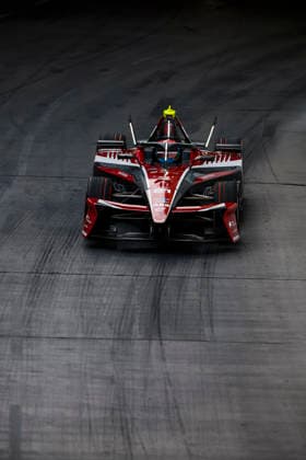2026 FORMULA E LONDON ePRIX 21 DE VRIES Nyck (nld), Mahindra Racing, Mahindra M12Electro, action during the London ePrix, 16th and 17th round of the 2025-26 ABB FIA Formula E World Championship, WM, Weltmeisterschaft on the ExCel London Circuit from August 14 to 16, 2026 in London, United Kingdom -  Copyright: xGREGORYxLENORMANDx