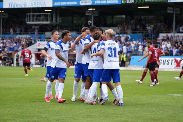 Deutschland: Fussball, 3. Liga, 2. Spieltag, Hänsch-Arena, SV Meppem vs. SG Sonnenhof-Großaspach: Jubel über Stefan Rankic (SV Meppen, 33) Tor zum 1:0 *** German Soccer, 3rd Division, Matchday 2, Hänsch Arena, SV Meppen vs. SG Sonnenhof Großaspach: Cheers for Stefan Rankic of SV Meppen, who scored the 33rd goal to make it 1–0 Copyright: xMichelxWittex