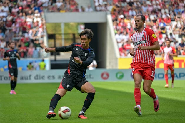 Daichi Kamada (Crystal Palace FC, 18) mit Ball, Max Rosenfelder (SC Freiburg, 37) GER, SC Freiburg vs Crystal Palace FC, Fussball, Testspiel, , Saison 2026 2027, 15.08.2026 GER, SC Freiburg vs Crystal Palace FC, Fussball, Testspiel, , Saison 2026 2027, 15.08.2026 Freiburg *** Daichi Kamada, Crystal Palace FC, 18, with the ball; Max Rosenfelder, SC Freiburg, 37, GER; SC Freiburg vs. Crystal Palace FC, soccer, friendly match, , 2026–2027 season, August 15, 2026 GER, SC Freiburg vs. Crystal Palace FC, soccer, friendly match, , 2026–2027 season, August 15, 2026 Freiburg Copyright: xEibner-Pressefotox EP_THS