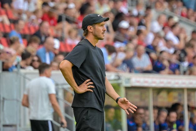 Julian Schuster (SC Freiburg, Trainer) mit Gestik GER, SC Freiburg vs Crystal Palace FC, Fussball, Testspiel, , Saison 2026 2027, 15.08.2026 GER, SC Freiburg vs Crystal Palace FC, Fussball, Testspiel, , Saison 2026 2027, 15.08.2026 Freiburg *** Julian Schuster, SC Freiburg, coach gesturing, GER, SC Freiburg vs. Crystal Palace FC, soccer, friendly match, , 2026–2027 season, August 15, 2026, Germany, SC Freiburg vs. Crystal Palace FC, soccer, friendly match, , 2026–2027 season, August 15, 2026, Freiburg Copyright: xEibner-Pressefotox EP_THS