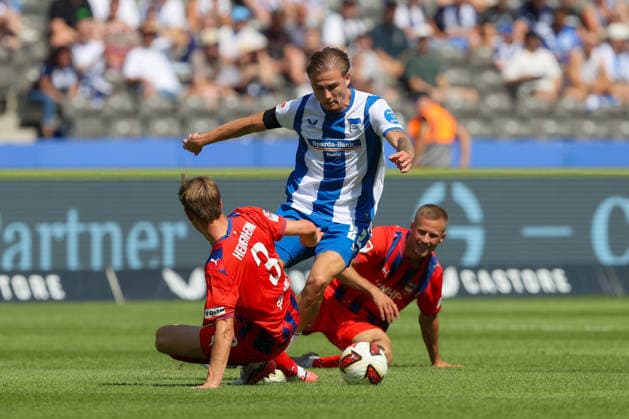 15.082026, xtgx, Fussball - 2.Bundesliga Hertha BSC Berlin - 1.FC Heidenheim emspor, v.l. Marten Winkler (Hertha, 22), Jan Schöppner (Heidenheim, 3) Zweikampf, Duell, Kampf, tackle (DFL DFB REGULATIONS PROHIBIT ANY USE OF PHOTOGRAPHS as IMAGE SEQUENCES and or QUASI-VIDEO) Berlin *** 15 082026, xtgx, Soccer 2. Bundesliga Hertha BSC Berlin 1 FC Heidenheim emspor, from left: Marten Winkler (Hertha), 22, Jan Schöppner (Heidenheim), 3: Tackle, duel, battle, DFL DFB REGULATIONS PROHIBIT ANY USE OF PHOTOGRAPHS AS IMAGE SEQUENCES AND OR QUASI-VIDEO Berlin