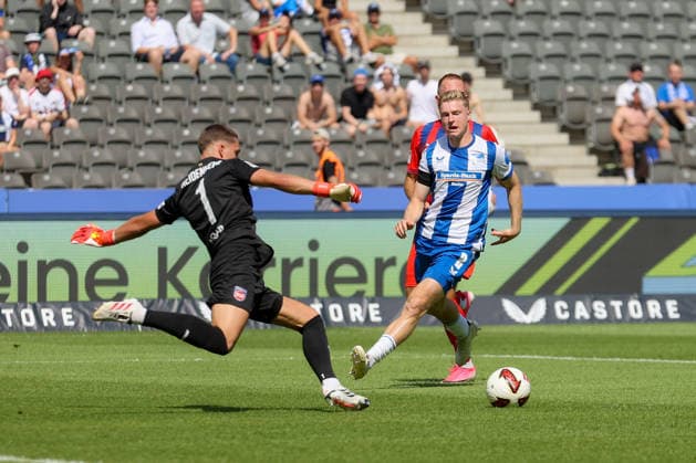 15.082026, xtgx, Fussball - 2.Bundesliga Hertha BSC Berlin - 1.FC Heidenheim emspor, v.l. Frank Feller (Heidenheim, 1), Julian Eitschberger (Hertha, 2) Zweikampf, Duell, Kampf, tackle (DFL DFB REGULATIONS PROHIBIT ANY USE OF PHOTOGRAPHS as IMAGE SEQUENCES and or QUASI-VIDEO) Berlin *** 15 082026, xtgx, Soccer 2. Bundesliga Hertha BSC Berlin 1 FC Heidenheim emspor, from left: Frank Feller (Heidenheim), 1, Julian Eitschberger (Hertha), 2: Tackle, duel, battle, DFL DFB REGULATIONS PROHIBIT ANY USE OF PHOTOGRAPHS AS IMAGE SEQUENCES AND OR QUASI-VIDEO Berlin