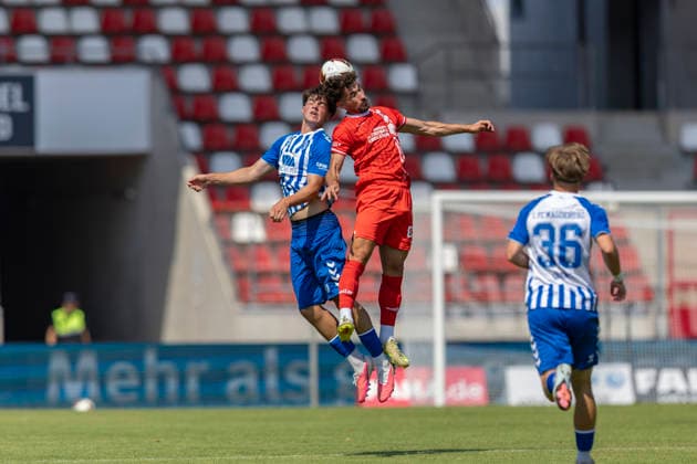 Regionalliga Nordost: FC Rot-Weiß Erfurt vs. 1. FC Magdeburg II; Erfurt; 15.08.2026 Leander Beimborn ( 34; 1. FC Magdeburg II) gegen Romarjo Hajrulla ( 9; FC Rot-Weiß Erfurt) Regionalliga Nordost: FC Rot-Weiß Erfurt vs. 1. FC Magdeburg II; Steigerwaldstadion Erfurt; 15.08.2026 *** Regionalliga Northeast FC Rot-Weiß Erfurt vs. 1. FC Magdeburg II Erfurt, August 15, 2026 Leander Beimborn 34 1. FC Magdeburg II vs. Romarjo Hajrulla 9 FC Rot-Weiß Erfurt Regionalliga Northeast FC Rot-Weiß Erfurt vs. 1. FC Magdeburg II, Steigerwaldstadion, Erfurt, August 15, 2026 Copyright: xBEAUTIFULxSPORTS Duehringx
