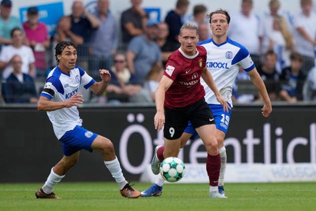 15.08.2026, Hänsch-Arena, Meppen, GER, 3. Liga, 2. Spieltag: SV Meppen vs SG Sonnenhof Großaspach, Niclas Nadj (SV Meppen 40) vs Marlon Faß (SG Sonnenhof Großaspach 9) DFL REGULATIONS PROHIBIT ANY USE OF PHOTOGRAPHS AS IMAGE SEQUENCES AND OR QUASI-VIDEO. Meppen Niedersachsen Hänsch-Arena *** August 15, 2026, Hänsch Arena, Meppen, GER, 3rd Division, Matchday 2: SV Meppen vs. SG Sonnenhof Großaspach, Niclas Nadj (SV Meppen) 40 vs. Marlon Faß (SG Sonnenhof Großaspach) 9 DFL regulations prohibit any use of photographs as image sequences and or quasi-video. Meppen, Lower Saxony, Hänsch Arena