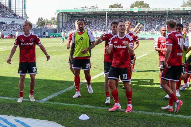 Julian Justvan 10 (1FC Nuernberg), MItte, jubelt mit den Mitspielern nach dem 2:3, Freude, Torjubel (1FC Nuernberg), SpVgg Greuther Fuerth vs. 1. FC Nuernberg, Fussball, Maenner, 2. Bundesliga, Saison 2026 2027, Hinrunde, 2. Spieltag, 15.08.2026 DFB regulations prohibit any use of photographs as image sequences and or quasi-video Fuerth Bayern Deutschland *** Julian Justvan 10, 1. FC Nuremberg, center, celebrates with his teammates after the 2-3 win; joy; goal celebration; 1. FC Nuremberg; SpVgg Greuther Fürth vs. 1. FC Nuremberg; soccer; Men, 2. Bundesliga, 2026–2027 season, first half of the season, Matchday 2, August 15, 2026. DFB regulations prohibit any use of photographs as image sequences and or quasi-video. Fürth, Bavaria, Germany Copyright: xkolbert-press MartinxAgüerax