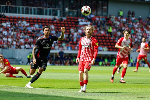 Dwight McNeil (Crystal Palace, 11) und Niklas Beste (SC Freiburg, 19) , Deutschland, Fussball, Testspiel, 2026 2027, SC Freiburg vs. Crystal Palace, 15.08.2026, Freiburg im Breisgau Europa-Park Stadion Deutschland *** Dwight McNeil, Crystal Palace, 11, and Niklas Beste, SC Freiburg, 19, Germany, soccer, friendly match, 2026–2027, SC Freiburg vs. Crystal Palace, August 15, 2026, Freiburg im Breisgau, Europa-Park Stadium, Germany Copyright: xGrantxHubbsx