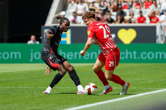 Tyrick Mitchell (Crystal Palace, 03) und Philipp Treu (SC Freiburg, 29) im Zweikampf , Deutschland, Fussball, Testspiel, 2026 2027, SC Freiburg vs. Crystal Palace, 15.08.2026, Freiburg im Breisgau Europa-Park Stadion Deutschland *** Tyrick Mitchell of Crystal Palace, No. 03, and Philipp Treu of SC Freiburg, No. 29, in a tackle, Germany, soccer, friendly match, 2026–2027, SC Freiburg vs. Crystal Palace, August 15, 2026, Freiburg im Breisgau, Europa-Park Stadium, Germany Copyright: xGrantxHubbsx
