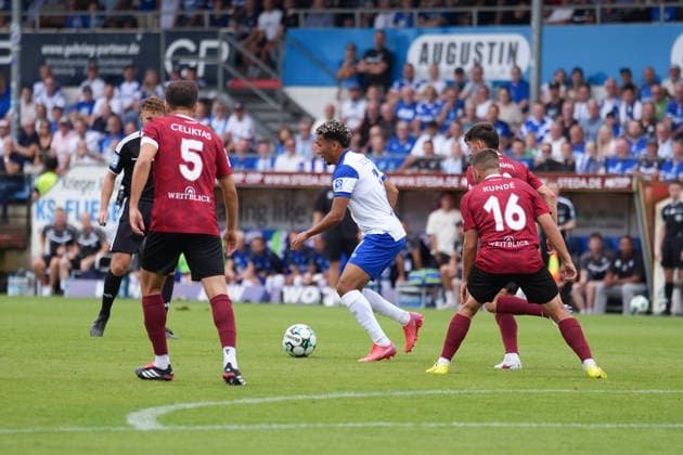 Deutschland: Fussball, 3. Liga, 2. Spieltag, Hänsch-Arena, SV Meppem vs. SG Sonnenhof-Großaspach: Oliver Schmitt (SV Meppen, 7), Marius Kunde (SG Sonnenhof Großaspach, 16), Volkan Celiktas (SG Sonnenhof Großaspach, 5) *** German Soccer, 3rd Division, Matchday 2, Hänsch Arena, SV Meppen vs. SG Sonnenhof Großaspach Oliver Schmitt (SV Meppen), 7; Marius Kunde (SG Sonnenhof Großaspach), 16; Volkan Celiktas (SG Sonnenhof Großaspach), 5 Copyright: xMichelxWittex