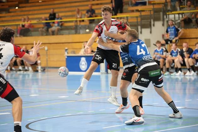 Ludvig Fagrenius ( 21; HK Malmö) kämpft sich im Sprung durch die Abwehr von Skive fH, während der Ball bereits in der Luft ist. Zwei Malmö-Verteidiger stellen ihn unter Druck, im Hintergrund ist die Auswechselbank von Skive fH zu sehen. Ludvig Fagrenius ( 21; HK Malmö) im Zweikampf gegen Nickolei Jensen ( 47; Skive fH) *** Ludvig Fagrenius, No. 21 of HK Malmö, fights his way through Skive fH’s defense while the ball is already in the air. Two Malmö defenders are putting pressure on him, and Skive fH’s bench can be seen in the background. Ludvig Fagrenius (21, HK Malmö) battles Nickolei Jensen (47, Skive fH) Copyright: xspeedshotx