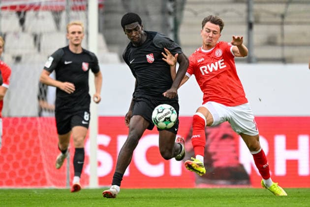 v. li. im Zweikampf Kwasi Wriedt (Havelse 11) Noah Pesch (Essen 11) 15.08.2026 ¢ Fussball ¢ Rot-Weiss Essen vs TSV Havelse, Stadion Essen, Essen, DFB DFL REGULATIONS PROHIBIT ANY USE OF PHOTOGRAPHS AS IMAGE SEQUENCES AND OR QUASI-VIDEO NRW Germany *** From left: Kwasi Wriedt (Havelse 11) and Noah Pesch (Essen 11) in a one-on-one battle, August 15, 2026 ¢ Soccer ¢ Rot Weiss Essen vs. TSV Havelse, Essen Stadium, Essen, DFB DFL regulations prohibit any use of photographs as image sequences and or quasi-video NRW Germany Copyright: xpepphotox xHorstxMauelshagenx pep00321, pep_20260815_hm_397540
