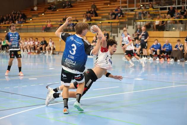 Victor Ilsøe ( 3; Skive fH) stellt sich einem HK-Malmö-Angreifer entgegen, der mit dem Ball in der Hand zum Wurf ansetzt und dabei nach hinten wegfällt. Der Ball ist im Bild klar sichtbar, die Zuschauer in der Hansehalle verfolgen die Szene gespannt. Victor Ilsøe ( 3; Skive fH) blockt Wurf eines HK-Malmö-Spielers *** Victor Ilsøe 3 of Skive fH confronts an HK Malmö attacker who, with the ball in his hand, prepares to shoot and leans backward as he does so. The ball is clearly visible in the picture, and the spectators in the Hansehalle watch the scene intently. Victor Ilsøe 3 Skive fH blocks a shot by an HK Malmö player. Copyright: xspeedshotx