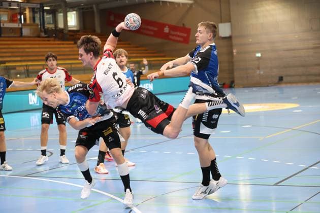Petter Brandt ( 6; HK Malmö) zieht im Sprung ab und wird dabei von zwei Skive-fH-Spielern bedrängt, darunter Gustav Østergaard und Nicolaj Spanggaard ( 6; Skive fH). Der Ball ist im Bild sichtbar, während Brandt in der Luft den Abschluss sucht. Petter Brandt ( 6; HK Malmö) im Wurf gegen Skive fH *** Petter Brandt of 6 HK Malmö takes off for a jump shot while being pressured by two Skive fH players, including Gustav Østergaard and Nicolaj Spanggaard 6 Skive fH. The ball is visible in the shot as Brandt looks to finish while in the air. Petter Brandt 6 HK Malmö takes a shot against Skive fH Copyright: xspeedshotx