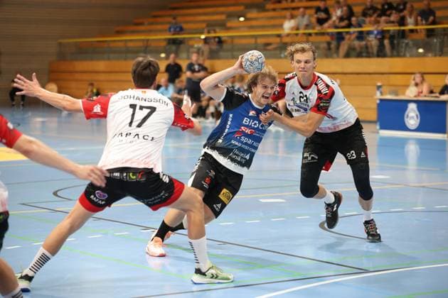 Ein Skive-fH-Spieler zieht mit Ball und lautem Ausruf durch die Abwehr von HK Malmö, während Thilo Knutzen ( 23; HK Malmö) von der Seite unter Druck setzt. Arvid Johansson ( 17; HK Malmö) versucht den Angreifer von vorn zu stoppen. Skive fH im Angriff gegen Thilo Knutzen ( 23; HK Malmö) in der Hansehalle *** A Skive fH player drives through the HK Malmö defense with the ball and a loud shout, while Thilo Knutzen (23, HK Malmö) applies pressure from the side. Arvid Johansson (17, HK Malmö) tries to stop the attacker from the front. Skive fH on the attack against Thilo Knutzen (23, HK Malmö) at the Hansehalle. Copyright: xspeedshotx