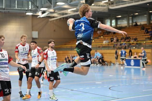 Victor Ilsøe ( 3; Skive fH) zieht in der Hansehalle Lübeck zum Sprungwurf hoch und hält den Ball wurfbereit über dem Kopf. Mehrere Spieler von HK Malmö versuchen die Aktion zu verfolgen, darunter Thilo Knutzen und Love Sundewall im Hintergrund. Victor Ilsøe ( 3; Skive fH) im Sprungwurf gegen HK Malmö *** Victor Ilsøe of 3 Skive fH jumps for a shot at the Hansehalle in Lübeck, holding the ball above his head, ready to shoot. Several players from HK Malmö try to follow the play, including Thilo Knutzen and Love Sundewall in the background. Victor Ilsøe of 3 Skive fH takes a jump shot against HK Malmö. Copyright: xspeedshotx