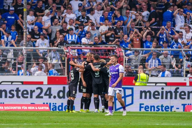 Magdeburg bejubelt das Tor zum 0:3 durch Emmanuel Iyoha (1. FC Magdeburg, 8), Freude, Jubel, Emotionen während Patrick Kammerbauer (VfL Osnabrück, 31) im Vordergrund frustriert ist, Deutschland: Fussball, 2. Bundesliga, Saison 2026 27, 2. Spieltag, 15.08.2026, VfL Osnabrück vs 1. FC Magdeburg, Stadion Bremer Brücke (Osnabrück, Niedersachsen) *** Magdeburg celebrates Emmanuel Iyoha s goal to make it 0–3, 1. FC Magdeburg, 8, joy, celebration, emotions, while Patrick Kammerbauer (VfL Osnabrück, No. 31) looks frustrated in the foreground, German soccer, 2. Bundesliga, 2026–27 season, Matchday 2, August 15, 2026, VfL Osnabrück vs. 1 FC Magdeburg, Bremer Brücke Stadium, Osnabrück, Lower Saxony Copyright: xLeonxFrickx