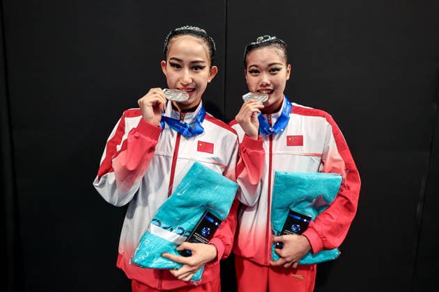 (260815) -- BUDAPEST, Aug. 15, 2026 -- Silver medalists He Zhien Zhou Kunyi (L) of China pose for photograph during the awarding ceremony for the Women s Duet Free Event of the World Aquatics Junior Artistic Swimming Championships in Budapest, Hungary, Aug. 15, 2026. (Photo by Xinhua) (SP)HUNGARY-BUDAPEST-ARTISTIC SWIMMING-WORLD JUNIOR CHAMPIONSHIPS-WOMEN S DUET FREE DavidxBalogh 