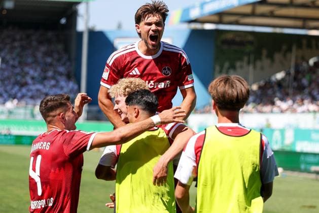 Torjubel (1FC Nuernberg) nach dem 2:4 durch Piet Scobel 19 (1 FC Nuernberg), SpVgg Greuther Fuerth vs. 1. FC Nuernberg, Fussball, Maenner, 2. Bundesliga, Saison 2026 2027, Hinrunde, 2. Spieltag, 15.08.2026 DFB regulations prohibit any use of photographs as image sequences and or quasi-video Fuerth Bayern Deutschland *** Goal celebration by 1. FC Nuremberg after Piet Scobel s goal (2-4) on August 19, 1. FC Nuremberg vs. SpVgg Greuther Fürth, Soccer, Men, 2. Bundesliga, 2026–2027 Season, First Half of the Season, Matchday 2, August 15, 2026. DFB regulations prohibit any use of photographs as image sequences and or quasi-video. Fürth, Bavaria, Germany Copyright: xkolbert-press MartinxAgüerax
