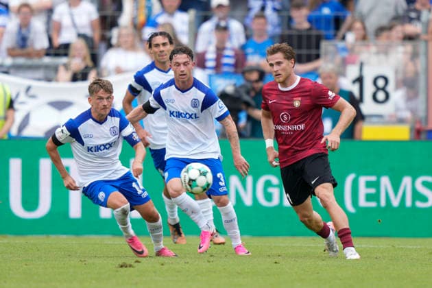 15.08.2026, Hänsch-Arena, Meppen, GER, 3. Liga, 2. Spieltag: SV Meppen vs SG Sonnenhof Großaspach, Thorben Deters (SV Meppen 14), Tobias Mißner (SV Meppen 3) und (SG Sonnenhof Großaspach 11) DFL REGULATIONS PROHIBIT ANY USE OF PHOTOGRAPHS AS IMAGE SEQUENCES AND OR QUASI-VIDEO. Meppen Niedersachsen Hänsch-Arena *** August 15, 2026, Hänsch Arena, Meppen, GER, 3rd Division, Matchday 2: SV Meppen vs. SG Sonnenhof Großaspach, Thorben Deters (SV Meppen) 14, Tobias Mißner (SV Meppen) 3, and SG Sonnenhof Großaspach 11. DFL regulations prohibit any use of photographs as image sequences and or quasi-video. Meppen, Lower Saxony, Hänsch Arena