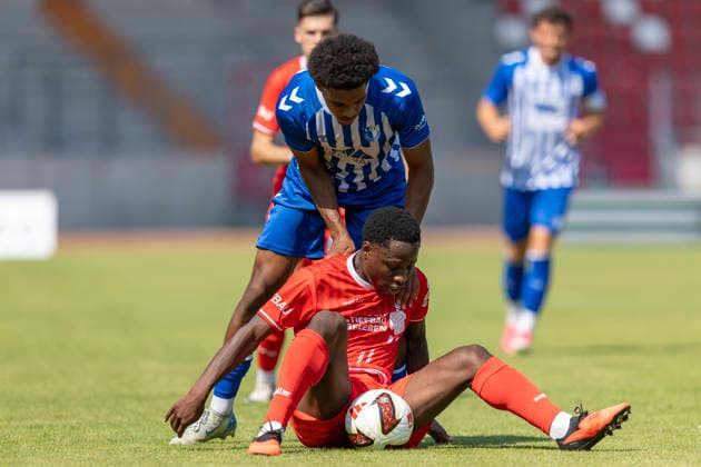 Regionalliga Nordost: FC Rot-Weiß Erfurt vs. 1. FC Magdeburg II; Erfurt; 15.08.2026 Benjika Caciel ( 8; FC Rot-Weiß Erfurt) gegen Jeremie Niklaus ( 17; 1. FC Magdeburg II) Regionalliga Nordost: FC Rot-Weiß Erfurt vs. 1. FC Magdeburg II; Steigerwaldstadion Erfurt; 15.08.2026 *** Regionalliga Northeast FC Rot Weiß Erfurt vs. 1 FC Magdeburg II Erfurt, August 15, 2026 Benjika Caciel 8 FC Rot Weiß Erfurt vs. Jeremie Niklaus 17 1 FC Magdeburg II Regionalliga Northeast FC Rot Weiß Erfurt vs. 1 FC Magdeburg II Steigerwald Stadium, Erfurt August 15, 2026 Copyright: xBEAUTIFULxSPORTS Duehringx