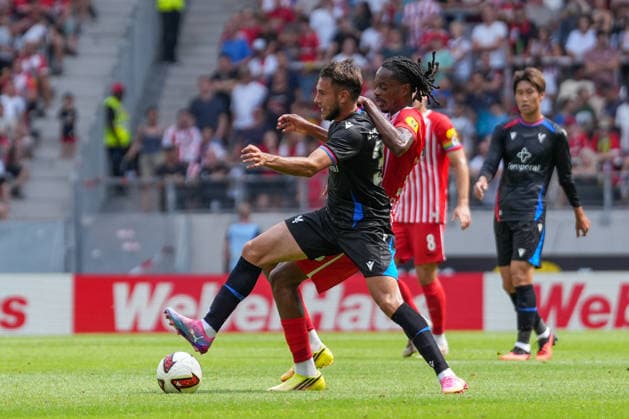 Oscar Mingueza (Crystal Palace, 30) im Zweikampf mit Jordy Makengo (SC Freiburg, 33) , Deutschland, Fussball, Testspiel, Saisoneröffnung, SC Freiburg vs. Crystal Palace, 15.08.2026, Europa-Park Stadion, Freiburg Freiburg Europa-Park Stadion Baden-Wuerttemberg Deutschland *** Oscar Mingueza (Crystal Palace), 30, in a tackle with Jordy Makengo (SC Freiburg), 33, Germany, soccer, friendly match, season opener, SC Freiburg vs. Crystal Palace, August 15, 2026, Europa-Park Stadium, Freiburg, Freiburg, Europa-Park Stadium, Baden-Württemberg, Germany Copyright: xArnexAmbergx