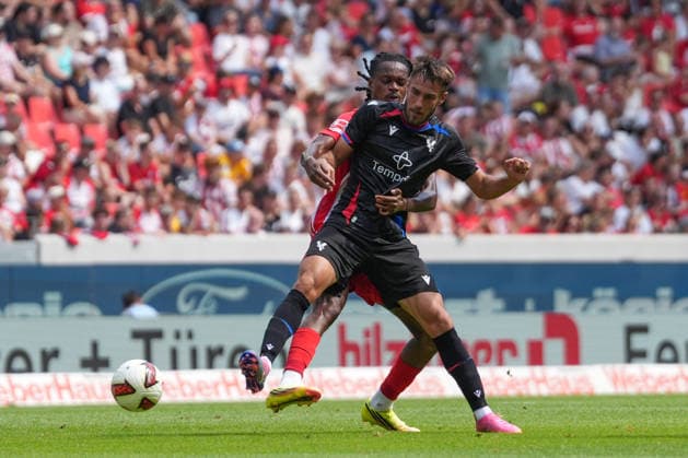 Oscar Mingueza (Crystal Palace, 30) im Zweikampf mit Jordy Makengo (SC Freiburg, 33) , Deutschland, Fussball, Testspiel, Saisoneröffnung, SC Freiburg vs. Crystal Palace, 15.08.2026, Europa-Park Stadion, Freiburg Freiburg Europa-Park Stadion Baden-Wuerttemberg Deutschland *** Oscar Mingueza (Crystal Palace), 30, in a tackle with Jordy Makengo (SC Freiburg), 33, Germany, soccer, friendly match, season opener, SC Freiburg vs. Crystal Palace, August 15, 2026, Europa-Park Stadium, Freiburg, Freiburg, Europa-Park Stadium, Baden-Württemberg, Germany Copyright: xArnexAmbergx
