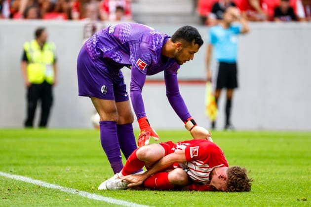 Philipp Treu (SC Freiburg, 29) verletzt am Boden, mit Mio Backhaus (SC Freiburg, 01) , Deutschland, Fussball, Testspiel, 2026 2027, SC Freiburg vs. Crystal Palace, 15.08.2026, Freiburg im Breisgau Europa-Park Stadion Deutschland *** Philipp Treu (SC Freiburg), 29, injured on the ground, with Mio Backhaus (SC Freiburg), 01, Germany, soccer, friendly match, 2026–2027, SC Freiburg vs. Crystal Palace, August 15, 2026, Freiburg im Breisgau, Europa-Park Stadium, Germany Copyright: xGrantxHubbsx