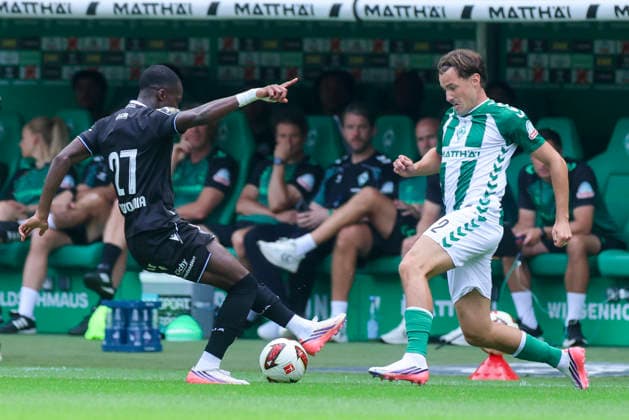 Lamine Sy (AJ Auxerre) und Olivier Deman (Werder Bremen) kaempfen um den Ball waehrend des Freundschaftsspiels zwischen Werder Bremen und AJ Auxerre im Weserstadion am 15. August 2026 in Bremen, Deutschland. (Foto von Marco Steinbrenner DeFodi Images) +++ Lamine Sy (AJ Auxerre) und Olivier Deman (Werder Bremen) battle for the ball during the Friendly match between Werder Bremen and AJ Auxerre at Weserstadion on August 15, 2026 in Bremen, Germany. (Photo by Marco Steinbrenner DeFodi Images) (Photo by Marco Steinbrenner DeFodi Images) - *** Lamine Sy of AJ Auxerre and Olivier Deman of Werder Bremen battle for the ball during the friendly match between Werder Bremen and AJ Auxerre at Weserstadion on August 15, 2026, in Bremen, Germany Photo by Marco Steinbrenner DeFodi Images Lamine Sy of AJ Auxerre and Olivier Deman of Werder Bremen battle for the ball during the friendly match between Werder Bremen and AJ Auxerre at Weserstadion on August 15, 2026 in Bremen, Germany Photo by Marco Steinbrenner DeFodi Images Photo by Marco Steinbrenner DeFodi Images