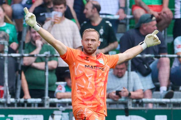 Torhueter Alexander Schlager (Werder Bremen) gestikuliert waehrend des Freundschaftsspiels zwischen Werder Bremen und AJ Auxerre im Weserstadion am 15. August 2026 in Bremen, Deutschland. (Foto von Marco Steinbrenner DeFodi Images) +++ Torhueter Alexander Schlager (Werder Bremen) gestures during the Friendly match between Werder Bremen and AJ Auxerre at Weserstadion on August 15, 2026 in Bremen, Germany. (Photo by Marco Steinbrenner DeFodi Images) (Photo by Marco Steinbrenner DeFodi Images) - *** Goalkeeper Alexander Schlager of Werder Bremen gestures during the friendly match between Werder Bremen and AJ Auxerre at Weserstadion on August 15, 2026, in Bremen, Germany Photo by Marco Steinbrenner, DeFodi Images Goalkeeper Alexander Schlager of Werder Bremen gestures during the friendly match between Werder Bremen and AJ Auxerre at the Weserstadion on August 15, 2026 in Bremen, Germany Photo by Marco Steinbrenner, DeFodi Images Photo by Marco Steinbrenner, DeFodi Images