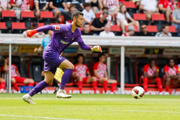 Mio Backhaus (SC Freiburg, 01) am Ball , Deutschland, Fussball, Testspiel, 2026 2027, SC Freiburg vs. Crystal Palace, 15.08.2026, Freiburg im Breisgau Europa-Park Stadion Deutschland *** Mio Backhaus, SC Freiburg, 01 on the Ball, Germany, Soccer, Friendly Match, 2026–2027, SC Freiburg vs. Crystal Palace, August 15, 2026, Freiburg im Breisgau, Europa-Park Stadium, Germany Copyright: xGrantxHubbsx