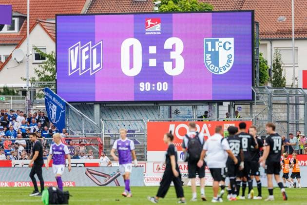 Der Endstand von 0:3 wird auf einer Anzeigetafel angezeigt GER, VfL Osnabrueck vs. 1. FC Magdeburg, Fussball, 2. Bundesliga, 2. Spieltag, Spielzeit 2026 2027, 15.08.2026 DFL Regulations prohibit any use of photographers as image sequences and or quasi-video. GER, VfL Osnabrueck vs. 1. FC Magdeburg, Fussball, 2. Bundesliga, 2. Spieltag, Spielzeit 2026 2027, 15.08.2026 Osnabrueck *** The final score of 0–3 is displayed on the scoreboard: GER, VfL Osnabrück vs. 1. FC Magdeburg, Soccer, 2. Bundesliga, Matchday 2, 2026–2027 season, August 15, 2026 DFL regulations prohibit the use of photographs as image sequences and or quasi-video GER, VfL Osnabrück vs. 1. FC Magdeburg, soccer, 2. Bundesliga, Matchday 2, 2026–2027 season, August 15, 2026 Osnabrück Copyright: xEibner-Pressefoto JanxRollingerx EP_JSK