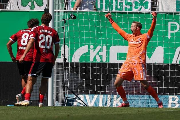 Jan Reichert 1 (1FC Nuernberg) jubelt ueber seinen gehaltenen Elfmeter, Freude, mit Javier Fernandez 8 (1FC Nuernberg) und Fynn Otto 20 (1FC Nuernberg), SpVgg Greuther Fuerth vs. 1. FC Nuernberg, Fussball, Maenner, 2. Bundesliga, Saison 2026 2027, Hinrunde, 2. Spieltag, 15.08.2026 DFB regulations prohibit any use of photographs as image sequences and or quasi-video Fuerth Bayern Deutschland *** Jan Reichert 1 (1. FC Nuremberg) celebrates his saved penalty kick, joy, with Javier Fernandez 8 (1. FC Nuremberg) and Fynn Otto 20 (1. FC Nuremberg), SpVgg Greuther Fürth vs. 1. FC Nuremberg, soccer, Men, 2. Bundesliga, 2026–2027 season, first half of the season, Matchday 2, August 15, 2026. DFB regulations prohibit any use of photographs as image sequences and or quasi-video. Fürth, Bavaria, Germany Copyright: xkolbert-press MartinxAgüerax